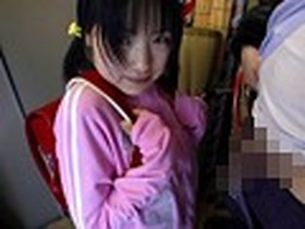 街で捕まえたロリ少女にセンズリ見せて…　サンプル画像04
